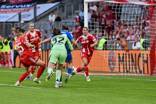 Google Pixel Frauen-Bundesliga; FC Bayern München - Bayer 04 Leverkusen; 06.09.2025 in dieser Szene erzielt Ruby GRANT (Bayer Leverkusen Frauen 22) den Treffer zum 0-1 der wegen Handspiel wieder aberkannt wurde Tor Torschuetze Freude Happy Google Pixel Frauen-Bundsliga: FC Bayern München - Bayer 04 Leverkusen; Allianz Arena am 06.09.2025 Copyright: xBEAUTIFULxSPORTS Goldbergx