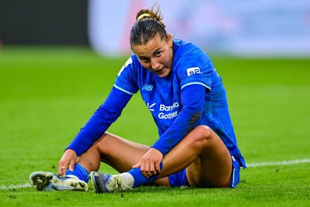 Carlotta Wamser (Bayer Leverkusen, 37) nach dem Gegentor zum 1:0 am Boden sitzend, enttäuscht schauend, Enttäuschung, Frustration, disappointed, pessimistisch, Freisteller, Ganzkörper, Einzelbild, Aktion, Action, 06.09.2025, München (Deutschland), Fussball, Google Pixel Frauen-Bundesliga, FC Bayern München - Bayer Leverkusen, DFB DFL REGULATIONS PROHIBIT ANY USE OF PHOTOGRAPHS AS IMAGE SEQUENCES AND OR QUASI-VIDEO.