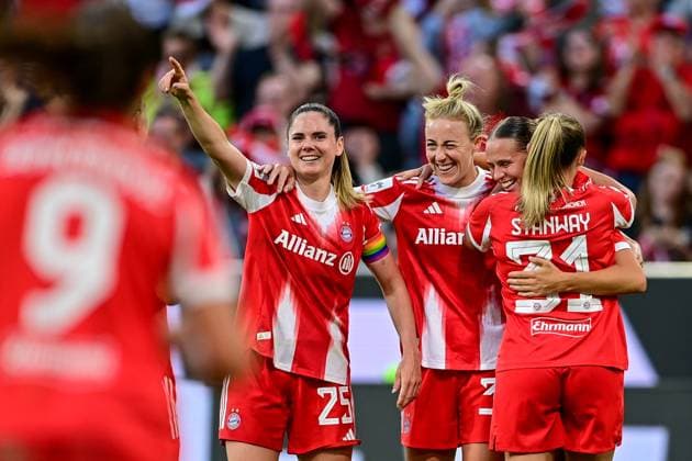 v.li.: Sarah Zadrazil (FC Bayern München, FCB, 25) Carolin Simon (FC Bayern München, FCB, 30) Klara Bühl (FC Bayern München, FCB, 17) und Georgia Stanway (FC Bayern München, FCB, 31) mit Torjubel, Jubel, Torjubel, Torerfolg, celebrate the goal, goal, celebration, Jubel ueber das Tor zum 2:0 durch Klara Bühl (FC Bayern München, FCB, 17), optimistisch, Action, Aktion, 06.09.2025, München (Deutschland), Fussball, Google Pixel Frauen-Bundesliga, FC Bayern München - Bayer Leverkusen, DFB DFL REGULATIONS PROHIBIT ANY USE OF PHOTOGRAPHS AS IMAGE SEQUENCES AND OR QUASI-VIDEO.