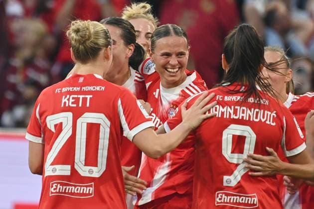 kollektiver Torjubel um Torschuetzin Klara BUEHL (FCB), ,Jubel,Freude,Begeisterung, Teamfoto,Team,Mannschaft,Mannschaftsfoto, Fussball Google Pixel Bundesliga der Frauen Saison 2025 2026, 1.Spieltag, Spieltag01 FC Bayern Muenchen Frauen - Bayer Leverkusen am 06.09.2025 A L L I A N Z A R E N A.