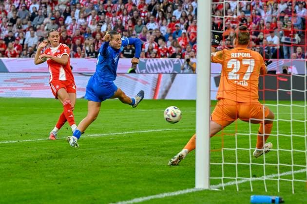 v.li.: Klara Bühl (FC Bayern München, FCB, 17) erzielt das Tor zum 2:0, Carlotta Wamser (Bayer Leverkusen, 37) Frederike Repohl (Torwart, Bayer Leverkusen, 27), 06.09.2025, München (Deutschland), Fussball, Google Pixel Frauen-Bundesliga, FC Bayern München - Bayer Leverkusen, DFB DFL REGULATIONS PROHIBIT ANY USE OF PHOTOGRAPHS AS IMAGE SEQUENCES AND OR QUASI-VIDEO.