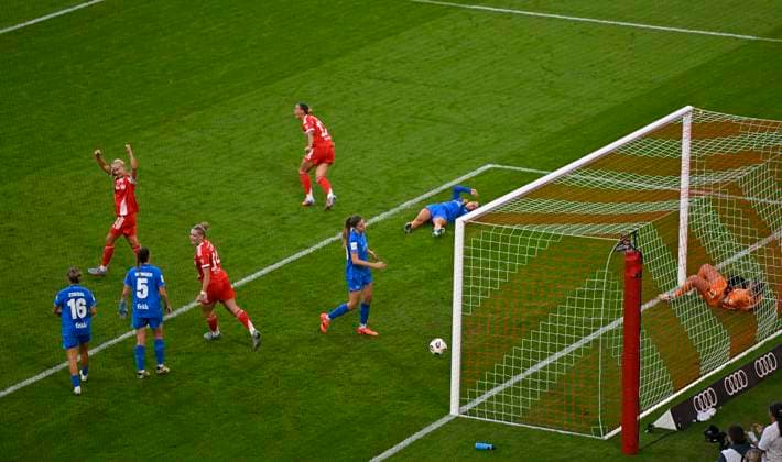06.09.2025, Google-Pixel Frauenfussball Bundesliga 2025 2026, 1.Spieltag, FC Bayern München - Bayer 04 Leverkusen, in der Allianz-Arena München, Klara Bühl (FC Bayern München) trifft zum 2:0 und freut sich über ihren Treffer