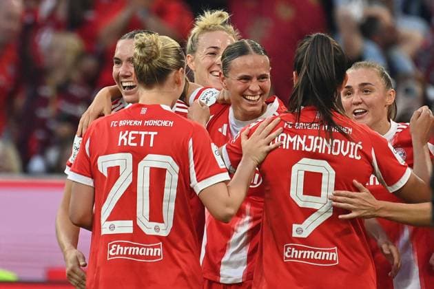 kollektiver Torjubel um Torschuetzin Klara BUEHL (FCB), ,Jubel,Freude,Begeisterung, Teamfoto,Team,Mannschaft,Mannschaftsfoto, Fussball Google Pixel Bundesliga der Frauen Saison 2025 2026, 1.Spieltag, Spieltag01 FC Bayern Muenchen Frauen - Bayer Leverkusen am 06.09.2025 A L L I A N Z A R E N A.