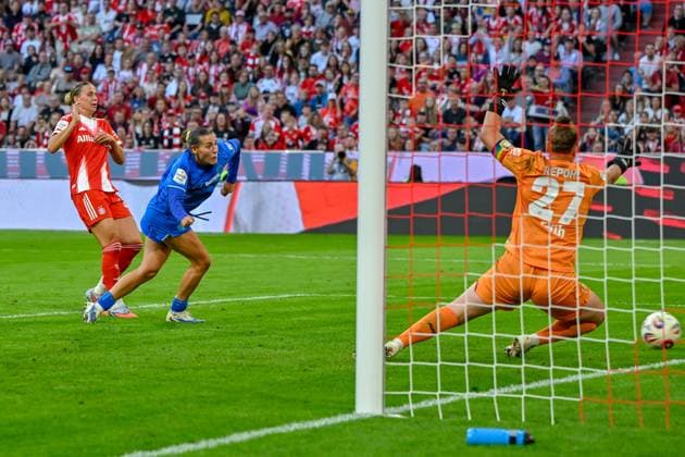 v.li.: Klara Bühl (FC Bayern München, FCB, 17) erzielt das Tor zum 2:0, Carlotta Wamser (Bayer Leverkusen, 37) Frederike Repohl (Torwart, Bayer Leverkusen, 27), 06.09.2025, München (Deutschland), Fussball, Google Pixel Frauen-Bundesliga, FC Bayern München - Bayer Leverkusen, DFB DFL REGULATIONS PROHIBIT ANY USE OF PHOTOGRAPHS AS IMAGE SEQUENCES AND OR QUASI-VIDEO.