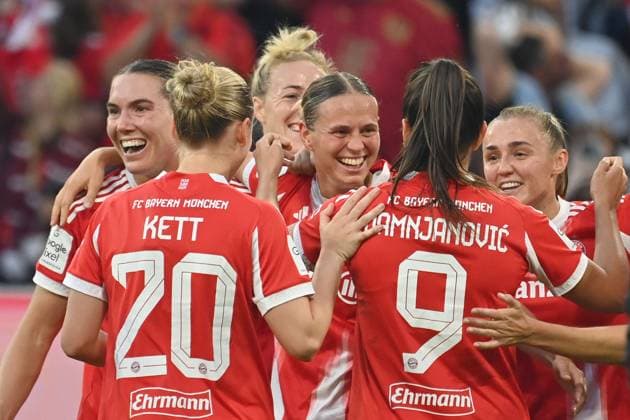 kollektiver Torjubel um Torschuetzin Klara BUEHL (FCB), ,Jubel,Freude,Begeisterung, Teamfoto,Team,Mannschaft,Mannschaftsfoto, Fussball Google Pixel Bundesliga der Frauen Saison 2025 2026, 1.Spieltag, Spieltag01 FC Bayern Muenchen Frauen - Bayer Leverkusen am 06.09.2025 A L L I A N Z A R E N A.
