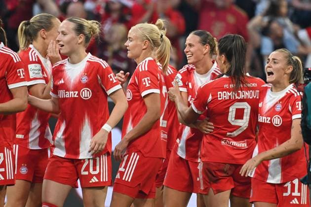 kollektiver Torjubel um Torschuetzin Klara BUEHL (FCB), ,Jubel,Freude,Begeisterung, Teamfoto,Team,Mannschaft,Mannschaftsfoto, Fussball Google Pixel Bundesliga der Frauen Saison 2025 2026, 1.Spieltag, Spieltag01 FC Bayern Muenchen Frauen - Bayer Leverkusen am 06.09.2025 A L L I A N Z A R E N A.