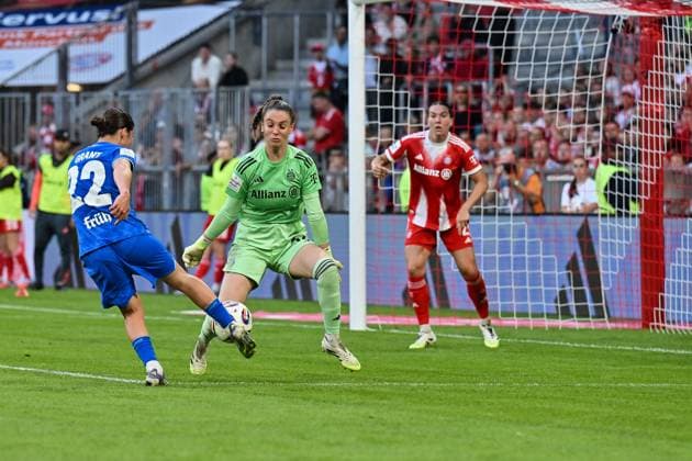Google Pixel Frauen-Bundesliga; FC Bayern München - Bayer 04 Leverkusen; 06.09.2025 in dieser Szene scheitert Ruby GRANT (Bayer Leverkusen Frauen 22) an Ena MAHMUTOVIC (FC Bayern München Frauen 32) Torchance Google Pixel Frauen-Bundsliga: FC Bayern München - Bayer 04 Leverkusen; Allianz Arena am 06.09.2025 Copyright: xBEAUTIFULxSPORTS Goldbergx