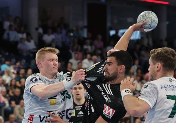 06.09.2025 - Handball - 1. Bundesliga DAIKIN HBL - Saison 2025 2026 - 03. Spieltag: HC Erlangen Metropolregion Nürnberg HCE - Frisch Auf! Göppingen - DaMa - xdaxmax - Ymir Gislason (33, Frisch Auf Göppingen ) Milos Kos (5, HC Erlangen HCE ) David Schmidt (77, Frisch Auf Göppingen )
