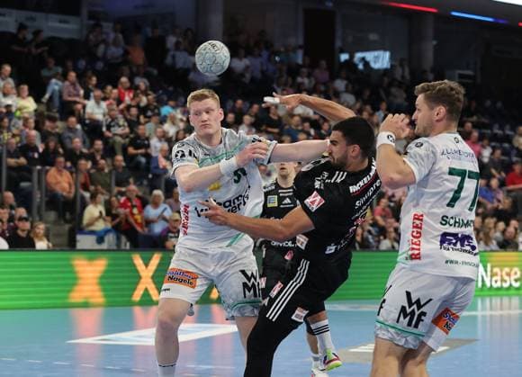 06.09.2025 - Handball - 1. Bundesliga DAIKIN HBL - Saison 2025 2026 - 03. Spieltag: HC Erlangen Metropolregion Nürnberg HCE - Frisch Auf! Göppingen - DaMa - xdaxmax - Ymir Gislason (33, Frisch Auf Göppingen ) Milos Kos (5, HC Erlangen HCE ) David Schmidt (77, Frisch Auf Göppingen )