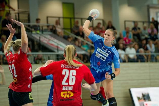 Ilona Kieffer (Halle, 72), Cara Reuthal (Halle, 26), Munia Smits (Neckarsulm, 23), SV Union Halle-Neustadt vs. Union Neckarsulm, Handball Bundesliga Frauen, Saison 2025 26, 2. Spieltag, 06.09.2025 Halle SWH Arena Sachsen-Anhalt Deutschland