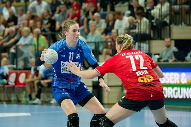 Annefleur Bruggeman (Neckarsulm, 11), Ilona Kieffer (Halle, 72), SV Union Halle-Neustadt vs. Union Neckarsulm, Handball Bundesliga Frauen, Saison 2025 26, 2. Spieltag, 06.09.2025 Halle SWH Arena Sachsen-Anhalt Deutschland