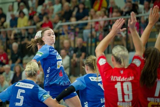 Kim Hinkelmann (Neckarsulm, 5), Lilli Holste (Neckarsulm, 58), Lea Gruber (Halle, 19), Engelina Alida Corona Molenaar (Halle, 7), SV Union Halle-Neustadt vs. Union Neckarsulm, Handball Bundesliga Frauen, Saison 2025 26, 2. Spieltag, 06.09.2025 Halle SWH Arena Sachsen-Anhalt Deutschland