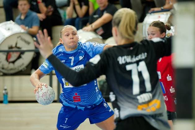 Angunn Gudmestad (Neckarsulm, 7), Ela Szott (Halle, 71), SV Union Halle-Neustadt vs. Union Neckarsulm, Handball Bundesliga Frauen, Saison 2025 26, 2. Spieltag, 06.09.2025 Halle SWH Arena Sachsen-Anhalt Deutschland