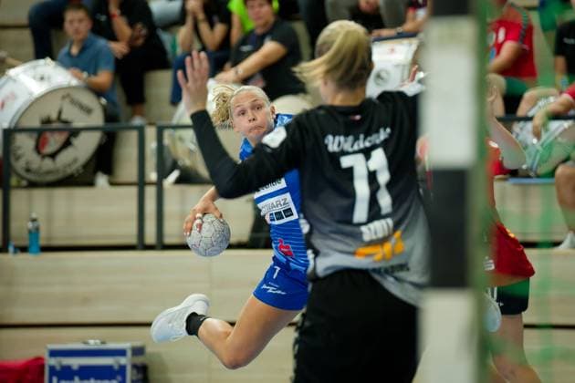 Angunn Gudmestad (Neckarsulm, 7), Ela Szott (Halle, 71), SV Union Halle-Neustadt vs. Union Neckarsulm, Handball Bundesliga Frauen, Saison 2025 26, 2. Spieltag, 06.09.2025 Halle SWH Arena Sachsen-Anhalt Deutschland
