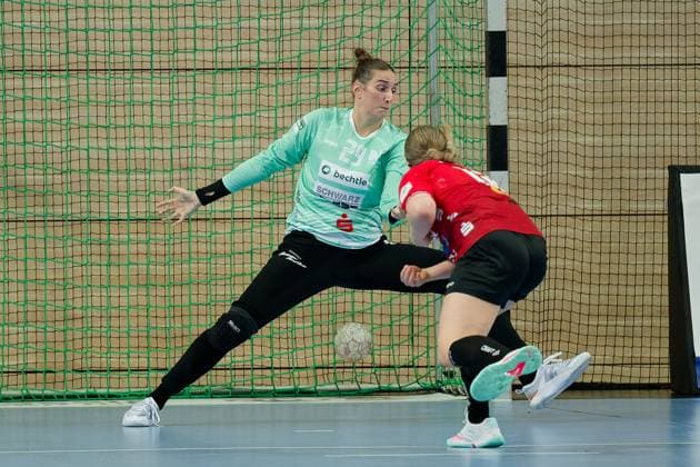 Torhueterin Lena Ivancok (Neckarsulm, 29), Fabienne Buech (Halle, 15), Siebenmeter, SV Union Halle-Neustadt vs. Union Neckarsulm, Handball Bundesliga Frauen, Saison 2025 26, 2. Spieltag, 06.09.2025 Halle SWH Arena Sachsen-Anhalt Deutschland