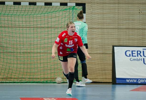 Fabienne Buech (Halle, 15) nach verwandeltem Siebenmeter, Torhueterin Lena Ivancok (Neckarsulm, 29), SV Union Halle-Neustadt vs. Union Neckarsulm, Handball Bundesliga Frauen, Saison 2025 26, 2. Spieltag, 06.09.2025 Halle SWH Arena Sachsen-Anhalt Deutschland