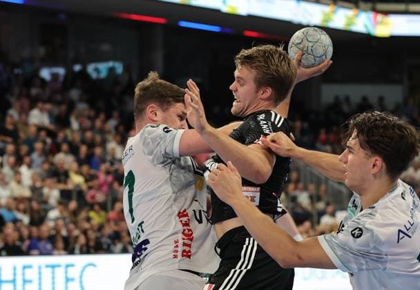 06.09.2025 - Handball - 1. Bundesliga DAIKIN HBL - Saison 2025 2026 - 03. Spieltag: HC Erlangen Metropolregion Nürnberg HCE - Frisch Auf! Göppingen - DaMa - xdaxmax - Andri Mar Runarsson (4, HC Erlangen HCE ) im Angriff