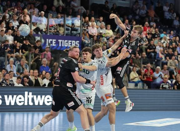 06.09.2025 - Handball - 1. Bundesliga DAIKIN HBL - Saison 2025 2026 - 03. Spieltag: HC Erlangen Metropolregion Nürnberg HCE - Frisch Auf! Göppingen - DaMa - xdaxmax - Andri Mar Runarsson (4, HC Erlangen HCE ) mit Torschuss