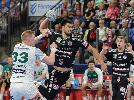 06.09.2025 - Handball - 1. Bundesliga DAIKIN HBL - Saison 2025 2026 - 03. Spieltag: HC Erlangen Metropolregion Nürnberg HCE - Frisch Auf! Göppingen - DaMa - xdaxmax - Ymir Gislason (33, Frisch Auf Göppingen ) Milos Kos (5, HC Erlangen HCE )