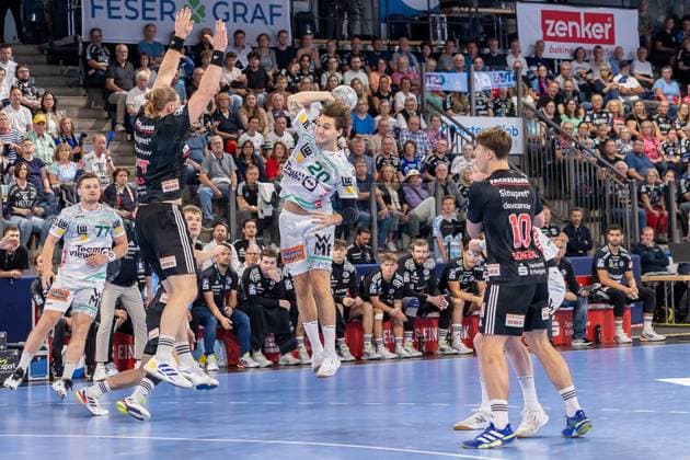 Ludvig Hallbaeck (FRISCH AUF! Goeppingen, 20) beim Wurf, Maciej Gebala (HC Erlangen, 77) Florian Scheerer (HC Erlangen, 10) David Schmidt (FRISCH AUF! Goeppingen, 77) HC Erlangen vs. FRISCH AUF! Goeppingen, Handball, 1. Handball Bundesliga, Saison 2025 2026, 3. Spieltag, 06.09.2025 HC Erlangen vs. FRISCH AUF! Goeppingen, Handball, 1. Handball Bundesliga, Saison 2025 2026, 3. Spieltag, 06.09.2025 Nuernberg Copyright: xEibner-Pressefoto ArdanxFuessmanx EP_AFN