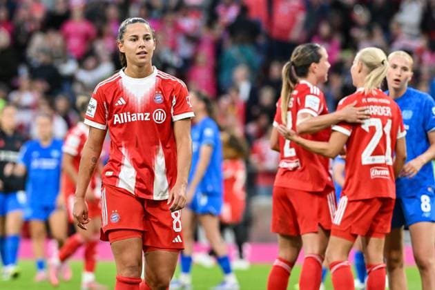 Google Pixel Frauen-Bundesliga; FC Bayern München - Bayer 04 Leverkusen; 06.09.2025 Grosse Freude bei den Spielerinnen des FC Bayern nach dem Heimsieg gegen Leverkusen, im Bild Lena OBERDORF (FC Bayern München Frauen 8) Google Pixel Frauen-Bundsliga: FC Bayern München - Bayer 04 Leverkusen; Allianz Arena am 06.09.2025 Copyright: xBEAUTIFULxSPORTS Goldbergx