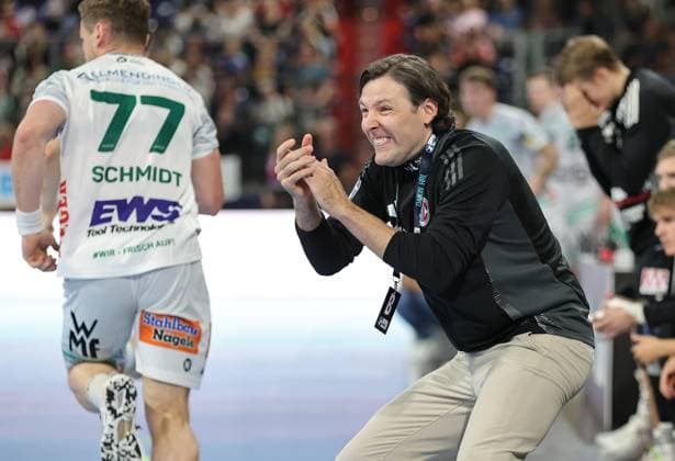 06.09.2025 - Handball - 1. Bundesliga DAIKIN HBL - Saison 2025 2026 - 03. Spieltag: HC Erlangen Metropolregion Nürnberg HCE - Frisch Auf! Göppingen - DaMa - xdaxmax - Johannes Sellin ( Trainer HC Erlangen HCE ) zeigt an gestikuliert dirigiert gibt Anweisungen feuert Mannschaft Team an