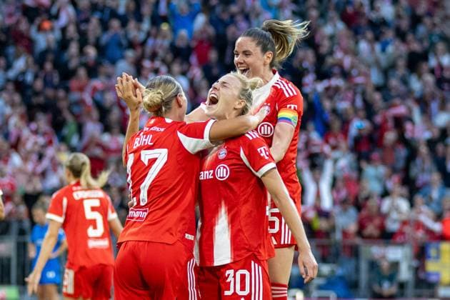 Torjubel zum 2:0, Klara Buehl 17 (FC Bayern Muenchen Frauen), Carolin Simon 30 (FC Bayern Muenchen Frauen), Sarah Zadrazil 25 (FC Bayern Muenchen Frauen) huepft hoch, FC Bayern Frauen Muenchen - Bayer 04 Leverkusen, Google Pixel Frauenbundesliga, 1. Spieltag, 06.09.25 DFB regulations prohibit any use of photographs as image sequences and or quasi-video. (kolbert-press) Muenchen Bayern Deutschland *** Goal celebration for 2 0, Klara Buehl 17 FC Bayern Muenchen Frauen , Carolin Simon 30 FC Bayern Muenchen Frauen , Sarah Zadrazil 25 FC Bayern Muenchen Frauen huepft hoch, FC Bayern Frauen Muenchen Bayer 04 Leverkusen, Google Pixel Frauenbundesliga, 1 Spieltag, 06 09 25 DFB regulations prohibit any use of photographs as image sequences and or quasi video kolbert press Muenchen Bayern Germany Copyright: xkolbert-press UlrichxGamelx