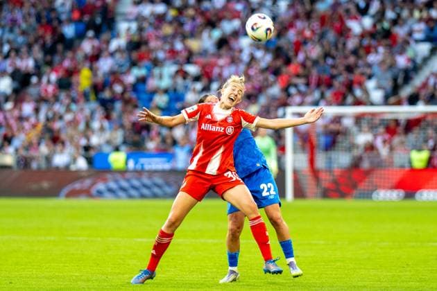 Carolin Simon 30 (FC Bayern Muenchen Frauen) im Zweikampf mit Ruby Grant 22 (Bayer 04 Leverkusen), FC Bayern Frauen Muenchen - Bayer 04 Leverkusen, Google Pixel Frauenbundesliga, 1. Spieltag, 06.09.25 DFB regulations prohibit any use of photographs as image sequences and or quasi-video. (kolbert-press) Muenchen Bayern Deutschland