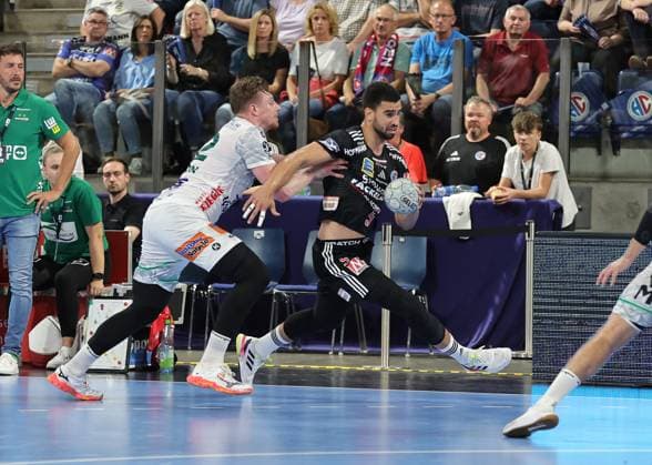 06.09.2025 - Handball - 1. Bundesliga DAIKIN HBL - Saison 2025 2026 - 03. Spieltag: HC Erlangen Metropolregion Nürnberg HCE - Frisch Auf! Göppingen - DaMa - xdaxmax - Erik Persson (22, Frisch Auf Göppingen ) Milos Kos (5, HC Erlangen HCE )
