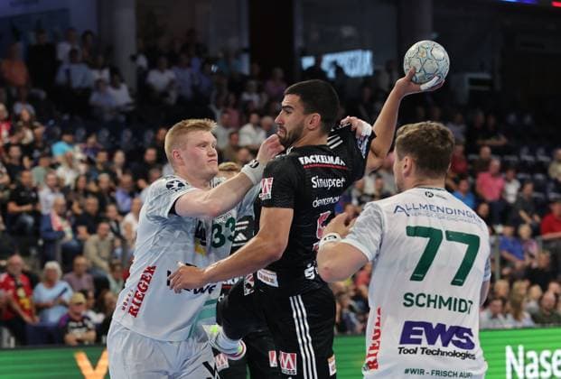 06.09.2025 - Handball - 1. Bundesliga DAIKIN HBL - Saison 2025 2026 - 03. Spieltag: HC Erlangen Metropolregion Nürnberg HCE - Frisch Auf! Göppingen - DaMa - xdaxmax - Ymir Gislason (33, Frisch Auf Göppingen ) Milos Kos (5, HC Erlangen HCE ) David Schmidt (77, Frisch Auf Göppingen )