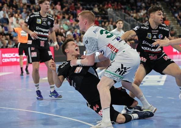 06.09.2025 - Handball - 1. Bundesliga DAIKIN HBL - Saison 2025 2026 - 03. Spieltag: HC Erlangen Metropolregion Nürnberg HCE - Frisch Auf! Göppingen - DaMa - xdaxmax - Christoph Steinert ( 44, HC Erlangen HCE ) Ymir Gislason (33, Frisch Auf Göppingen )