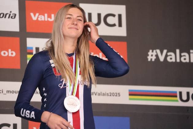 06 09 2025, ChampÃ ry, ChampÃ ry 2025 UCI Mountain Bike World Championships, Aletha Ostgaard (USA) Bronze Medal at the Junior s Downhill World Championship, WM, Weltmeisterschaft during the award ceremony ChampÃ ry Grand Paradis Valais Switzerland Copyright: xJustPictures.ch FrancescoxMinghettix jp-en-FrMi-MNG_2693