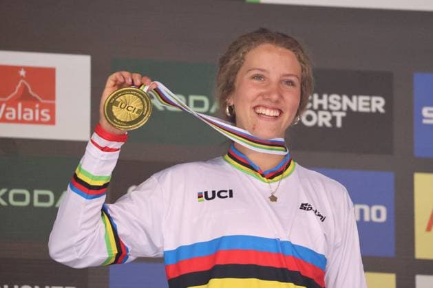 06 09 2025, ChampÃ ry, ChampÃ ry 2025 UCI Mountain Bike World Championships, Rosa Zierl (AUT) Gold Medal at the Junior s Downhill World Championship, WM, Weltmeisterschaft during the award ceremony ChampÃ ry Grand Paradis Valais Switzerland Copyright: xJustPictures.ch FrancescoxMinghettix jp-en-FrMi-MNG_2804