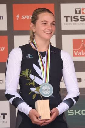 06 09 2025, ChampÃ ry, ChampÃ ry 2025 UCI Mountain Bike World Championships, Eliana Hulsebosch (NZL) Silver Medal at the Junior s Downhill World Championship, WM, Weltmeisterschaft during the award ceremony ChampÃ ry Grand Paradis Valais Switzerland Copyright: xJustPictures.ch FrancescoxMinghettix jp-en-FrMi-MNG_2845