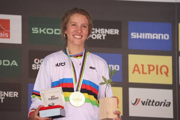 06 09 2025, ChampÃ ry, ChampÃ ry 2025 UCI Mountain Bike World Championships, Rosa Zierl (AUT) Gold Medal at the Junior s Downhill World Championship, WM, Weltmeisterschaft during the award ceremony ChampÃ ry Grand Paradis Valais Switzerland Copyright: xJustPictures.ch FrancescoxMinghettix jp-en-FrMi-MNG_2871