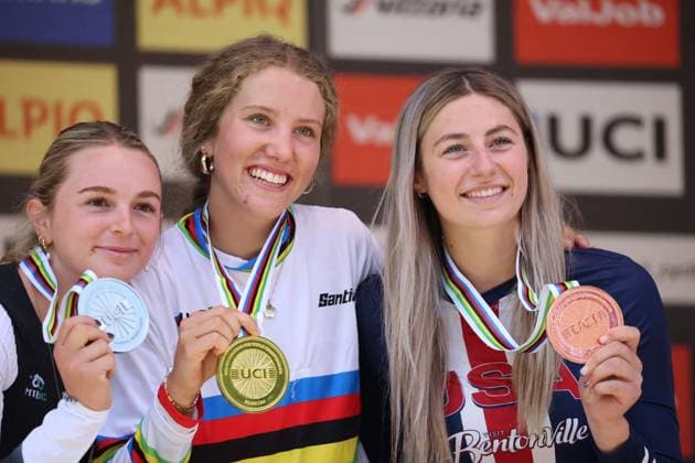 06 09 2025, ChampÃ ry, ChampÃ ry 2025 UCI Mountain Bike World Championships, Eliana Hulsebosch (NZL) Silver Medal on the left, Rosa Zierl (AUT) Gold Medal in center and Aletha Ostgaard (USA) Bronze Medal on the right at the Junior s Downhill World Championship, WM, Weltmeisterschaft during the award ceremony ChampÃ ry Grand Paradis Valais Switzerland Copyright: xJustPictures.ch FrancescoxMinghettix jp-en-FrMi-MNG_3031