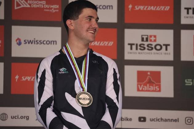 06 09 2025, ChampÃ ry, ChampÃ ry 2025 UCI Mountain Bike World Championships, Tyler Waite (NZL) Silver Medal at the Junior s Downhill World Championship, WM, Weltmeisterschaft during the award ceremony ChampÃ ry Grand Paradis Valais Switzerland Copyright: xJustPictures.ch FrancescoxMinghettix jp-en-FrMi-MNG_3127