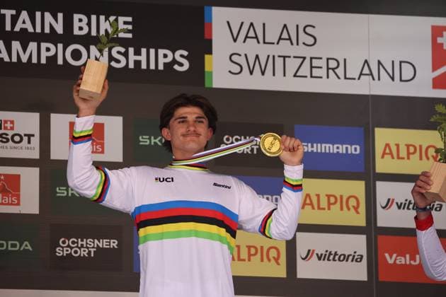 06 09 2025, ChampÃ ry, ChampÃ ry 2025 UCI Mountain Bike World Championships, Max Alran (FRA) Gold Medal at the Junior s Downhill World Championship, WM, Weltmeisterschaft during the award ceremony ChampÃ ry Grand Paradis Valais Switzerland Copyright: xJustPictures.ch FrancescoxMinghettix jp-en-FrMi-MNG_3188