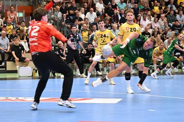 Handball 2. Bundesliga - 2 Spieltag: HSG Krefeld vs Eulen Ludwigshafen am 6. September 2025 in der Glockenspitzhalle in Krefeld Frederic Stüber ( 2 Eulen Ludwigshafen) am Kreis gegen Torhüter Anel Durmic ( 72 HSG Krefeld)
