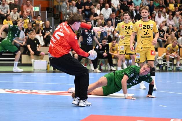 Handball 2. Bundesliga - 2 Spieltag: HSG Krefeld vs Eulen Ludwigshafen am 6. September 2025 in der Glockenspitzhalle in Krefeld Frederic Stüber ( 2 Eulen Ludwigshafen) am Kreis gegen Torhüter Anel Durmic ( 72 HSG Krefeld)