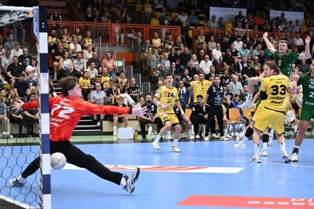 Handball 2. Bundesliga - 2 Spieltag: HSG Krefeld vs Eulen Ludwigshafen am 6. September 2025 in der Glockenspitzhalle in Krefeld Marc-Robin Eisel ( 9 Eulen Ludwigshafen) erfolgreich gegen Torhüter Anel Durmic ( 72 HSG Krefeld)