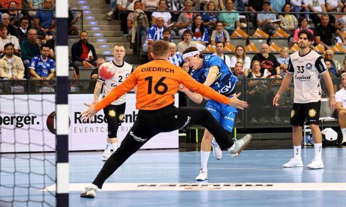 BAU 06.09.2025 Stuttgart Handball TVB Stuttgart vs. Bergischer HC, vorn v.l. Lukas Diedrich (Bergischer HC), Kasper Thorsen Lien (TVB)
