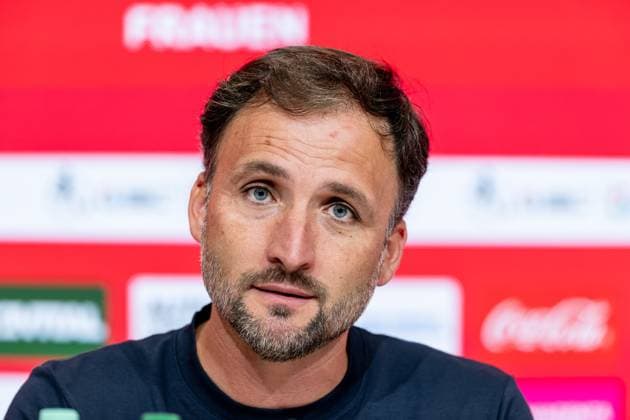 Jose Barcala (Chef-Trainer, FC Bayern Muenchen Frauen) bei der Pressekonferenz nach dem Spiel Portrait Portraet. FC Bayern Muenchen Frauen vs. Bayer 04 Leverkusen, Fussball, Google Pixel Frauen-Bundesliga, 1. Spieltag, Saison 2025 2026, 06.09.2025. (DFL DFB REGULATIONS PROHIBIT ANY USE OF PHOTOGRAPHS as IMAGE SEQUENCES and or QUASI-VIDEO). FC Bayern Muenchen Frauen vs. Bayer 04 Leverkusen, Fussball, Google Pixel Frauen-Bundesliga, 1. Spieltag, Saison 2025 2026, 06.09.2025. Muenchen Copyright: xEibner-Pressefoto HeikexFeinerx EP_HFR