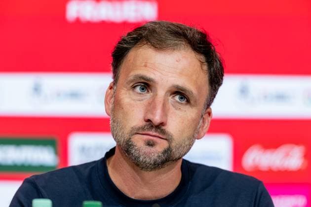 Jose Barcala (Chef-Trainer, FC Bayern Muenchen Frauen) bei der Pressekonferenz nach dem Spiel Portrait Portraet. FC Bayern Muenchen Frauen vs. Bayer 04 Leverkusen, Fussball, Google Pixel Frauen-Bundesliga, 1. Spieltag, Saison 2025 2026, 06.09.2025. (DFL DFB REGULATIONS PROHIBIT ANY USE OF PHOTOGRAPHS as IMAGE SEQUENCES and or QUASI-VIDEO). FC Bayern Muenchen Frauen vs. Bayer 04 Leverkusen, Fussball, Google Pixel Frauen-Bundesliga, 1. Spieltag, Saison 2025 2026, 06.09.2025. Muenchen Copyright: xEibner-Pressefoto HeikexFeinerx EP_HFR