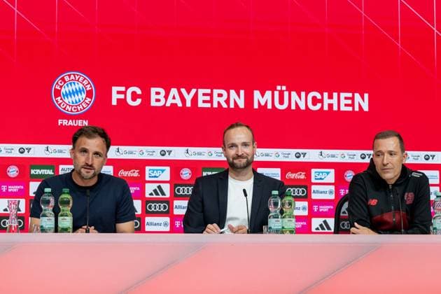 Jose Barcala (Chef-Trainer, FC Bayern Muenchen Frauen), Josef Thaurer (Pressesprecher, FC Bayern Muenchen Frauen) und Roberto Paetzold (Chef-Trainer, Bayer 04 Leverkusen) bei der Pressekonferenz nach dem Spiel FC Bayern Muenchen Frauen vs. Bayer 04 Leverkusen, Fussball, Google Pixel Frauen-Bundesliga, 1. Spieltag, Saison 2025 2026, 06.09.2025. (DFL DFB REGULATIONS PROHIBIT ANY USE OF PHOTOGRAPHS as IMAGE SEQUENCES and or QUASI-VIDEO). FC Bayern Muenchen Frauen vs. Bayer 04 Leverkusen, Fussball, Google Pixel Frauen-Bundesliga, 1. Spieltag, Saison 2025 2026, 06.09.2025. Muenchen Copyright: xEibner-Pressefoto HeikexFeinerx EP_HFR