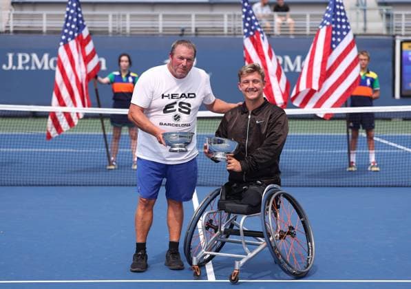 Niels Vink of Netherlands celebrates with the trophy and his coach 2025 US Open, Day Fourteen, USTA Billie Jean King National Tennis Center, New York, USA - 06 Sept 2025New York USTA Billie Jean King National T New York (NY) United States of America  Copyright: xEllaxLing Shutterstockx 15467798b