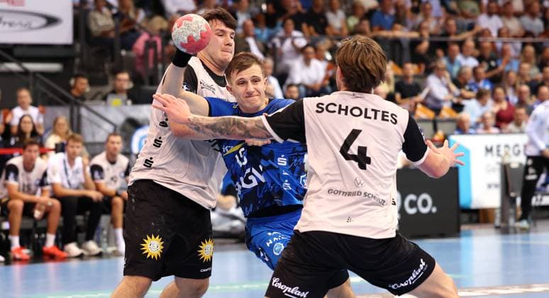 BAU 06.09.2025 Stuttgart Handball TVB Stuttgart vs. Bergischer HC, v.l. Aron Seesing (Bergischer HC), Simone Mengon (TVB), Elias Scholtes (Bergischer HC)