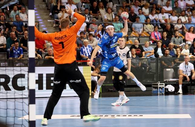 BAU 06.09.2025 Stuttgart Handball TVB Stuttgart vs. Bergischer HC, vorn v.l. Lukas Diedrich (Bergischer HC), Kasper Thorsen Lien (TVB)