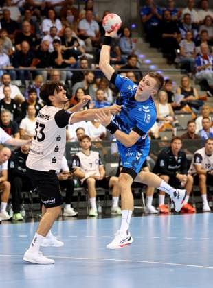 BAU 06.09.2025 Stuttgart Handball TVB Stuttgart vs. Bergischer HC, v.l. Eloy Morante Maldonado (Bergischer HC), Simone Mengon (TVB)