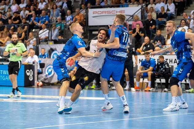 Handball I Herren I Saison 2025-2026 I Bundesliga I 3. Spieltag I TVB Stuttgart - Bergischer HC I 06.09.2025 Eloy Morante Maldonado (33, Bergischer HC) mit Ball verteidigt von Torben Matzken (22, TVB Stuttgart) und Samuel Röthlisberger (17, TVB Stuttgart) Stuttgart Porsche Arena Baden-Württemberg Deutschland Copyright: xLobeca MaxxPetershansx